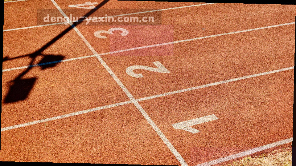 足球比赛最后时刻射门，球门上沿显示数字时间戳 90+3